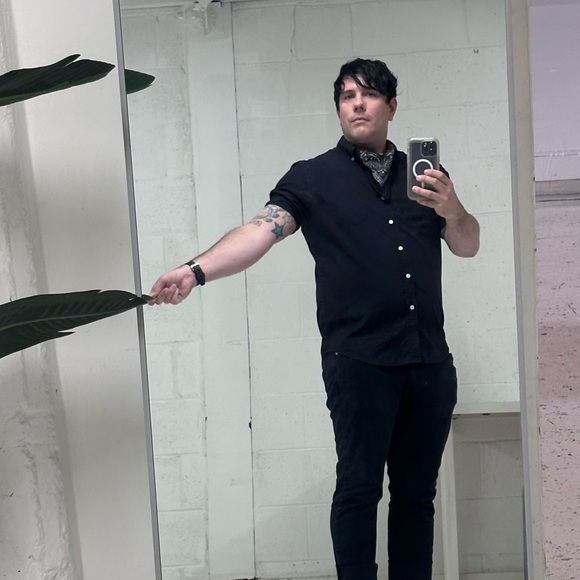 Green Hanger ATL - Come Check Out Our Stuff - Picture 2 of 7